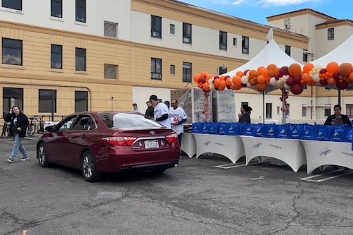 Dodgers mark 18th year of Thanksgiving meal distribution