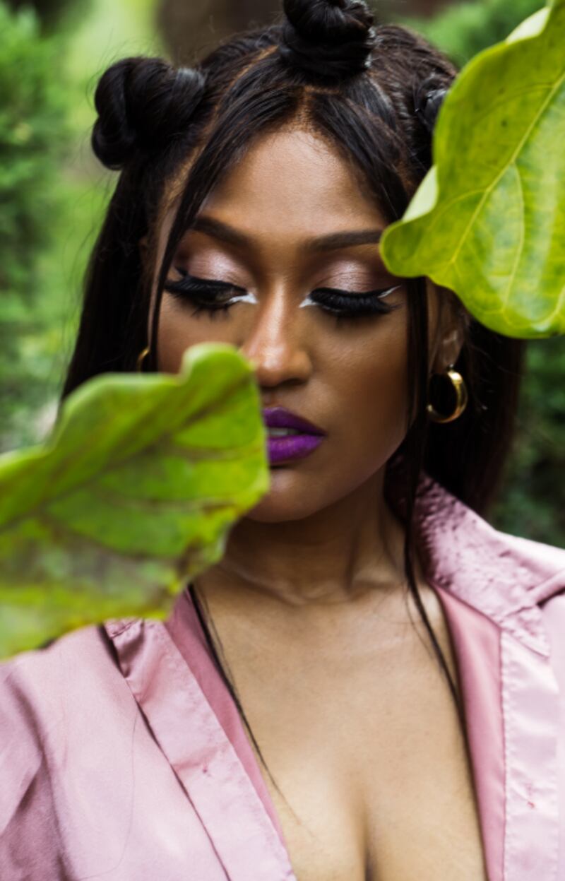 Jazmine Sullivan in a pink outfit.