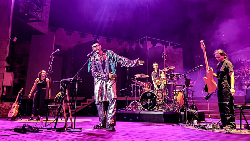 Sethi introducing his band to the audience.