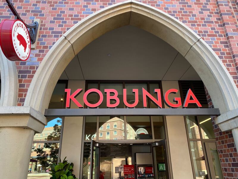 Picture of the front of a restaurant