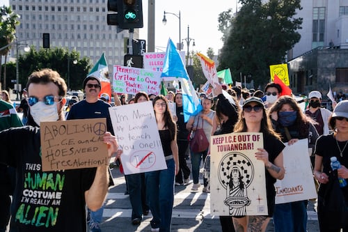 数千民众参与罢工,抗议移民执法部门暴力执法