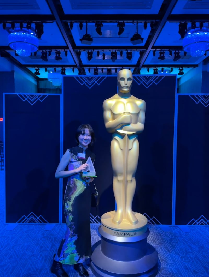 Xindi Zhang took a photo with the Oscar statue on the night of winning the award