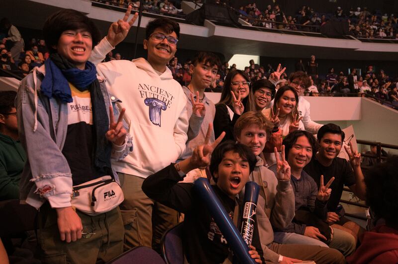 A group of students poses for a group photo with a peace handsign. (Photo by Michael Chow)