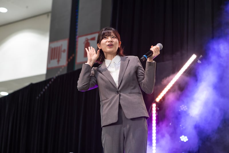 Saori Araki performing a song
