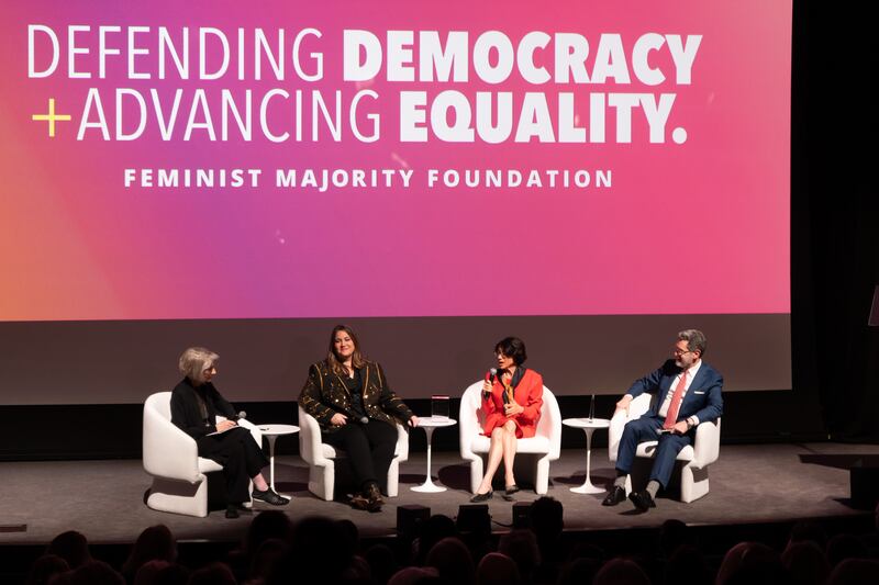 基金会创始人与三位获奖者进行专题对谈;身后的屏幕上写有Defending democracy + advancing equality,维护民主,促进平等。