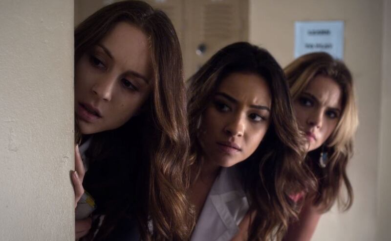 A photo of three actresses from Pretty Little Liars.