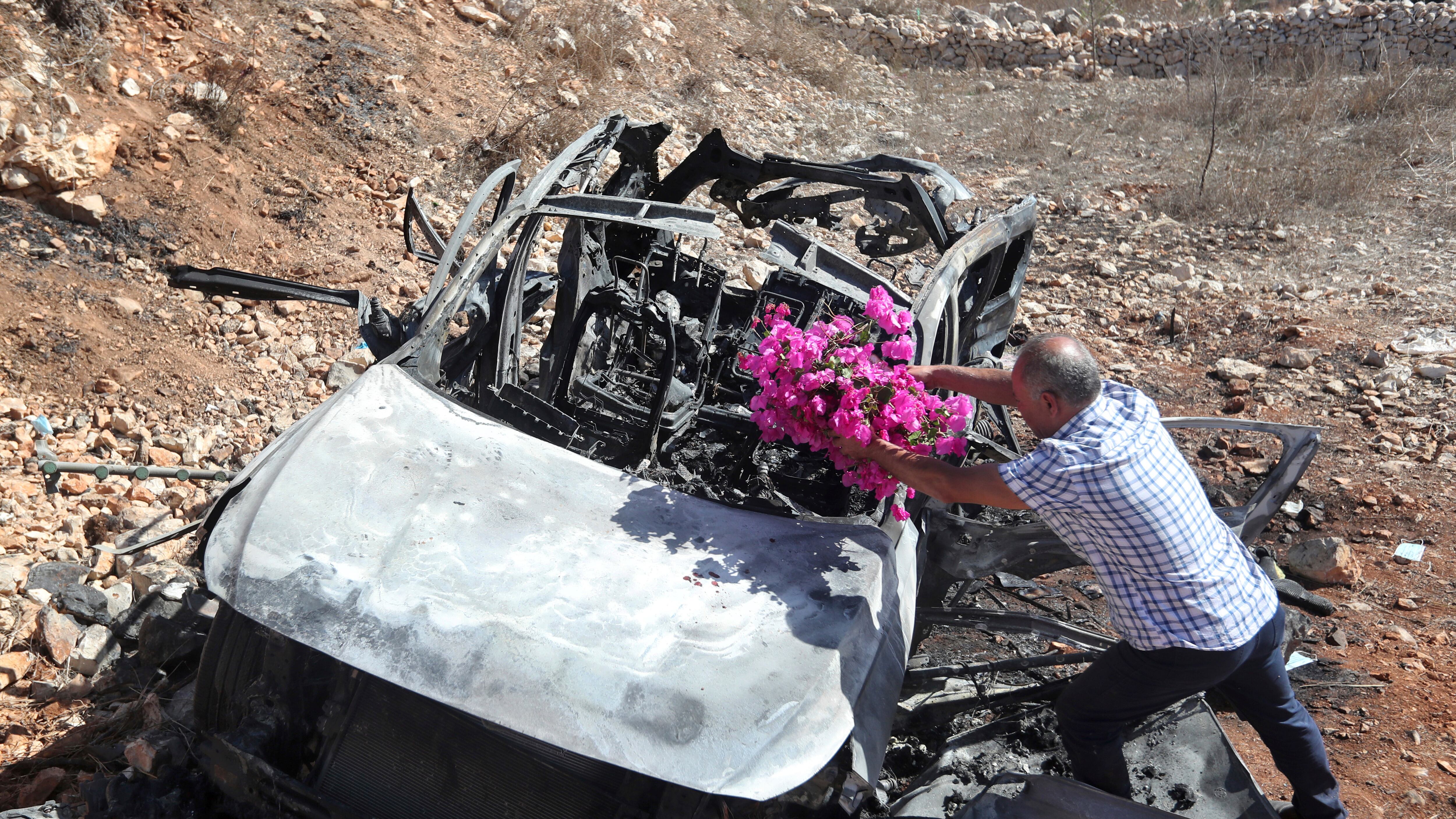 DESCRIBE THE IMAGE FOR ACCESSIBILITY, EXAMPLE: Photo of a chef putting red sauce onto an omelette.