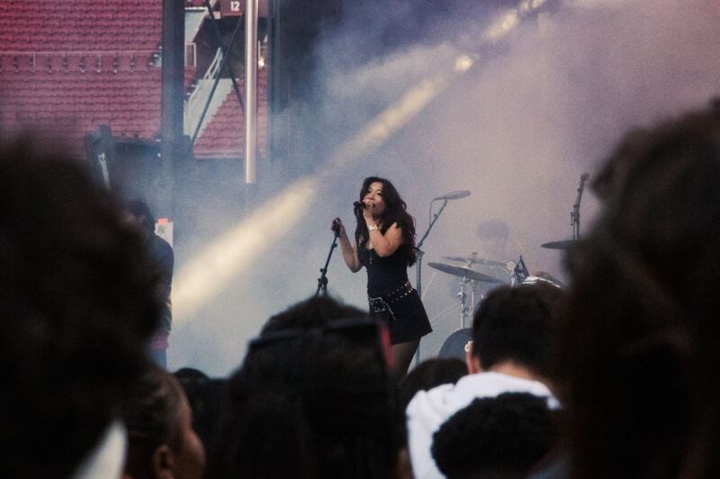 The crowd is treated to a performance early in the day by student artist Michele Lu. (Photo by Marissa Ding)