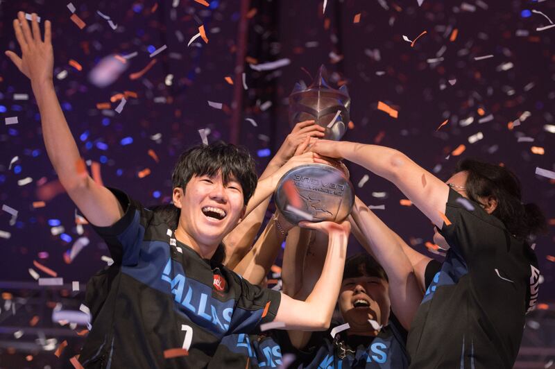 Kim “Sp9rkle” Yeong-han and his Dallas Fuel teammates lift the Overwatch League Grand Finals Champion trophy at the Anaheim Convention Center on Nov 4, 2022. (Photo by Michael Chow)