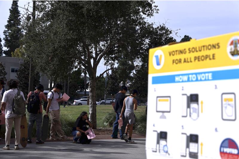 Vote station around USC, people waiting in line to vote here