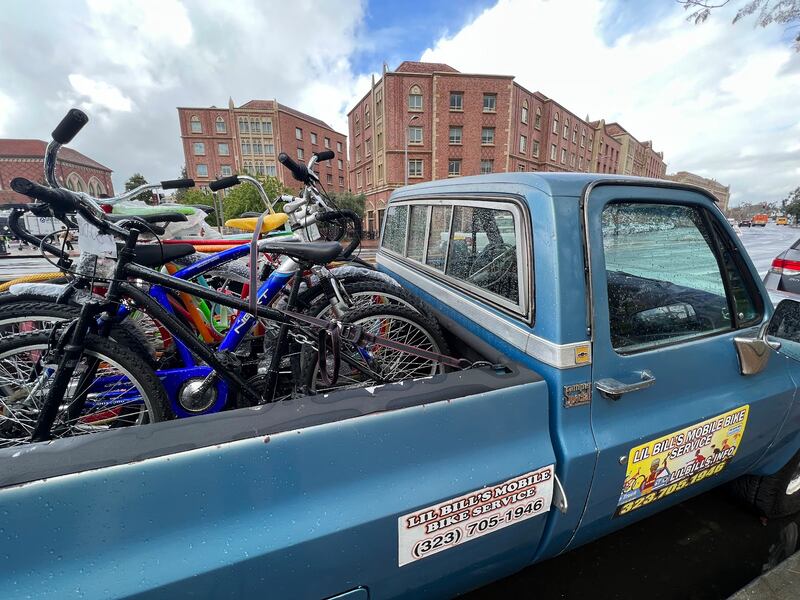 Few resources exist on the USC campus to fix bikes. (Colin Maclay and Mike Ananny/USC).