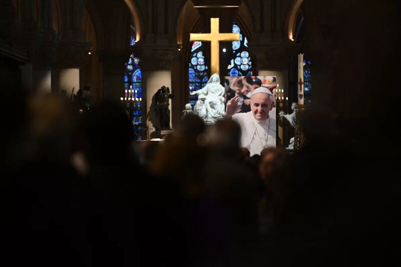 Vigil attendees rose together in a series of guided songs and prayers, facing a banner of Pope Francis as they honored his memory. (Paul Sugy/Le Figaro)