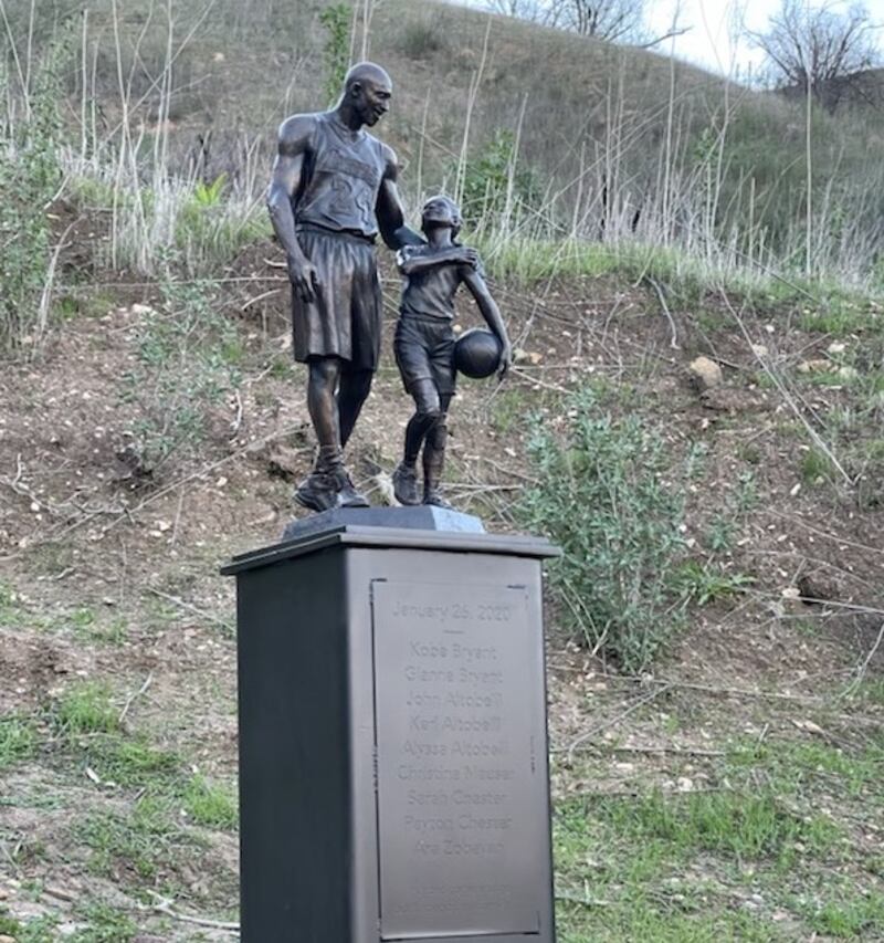"A frontward-facing photo of Kobe and Gianna Bryant's memorial statue."