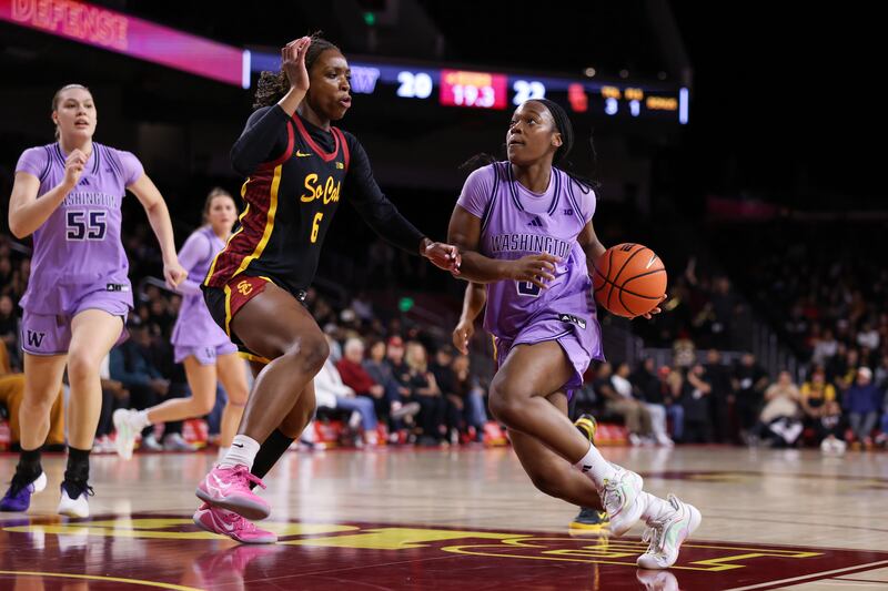 USC's Laura Williams defends against a Washington player in the paint.