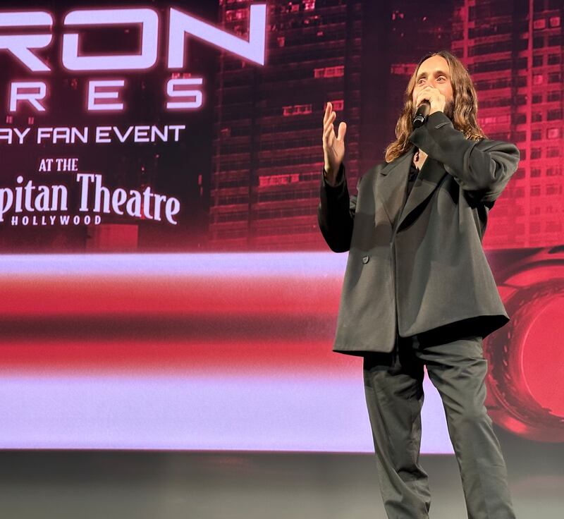 阿瑞斯（Ares）扮演者杰瑞德·莱托（Jared Leto）站上舞台