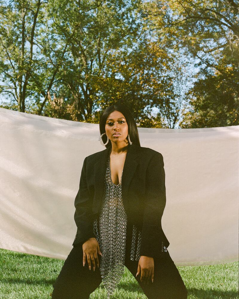 Jazmine Sullivan in a black outfit.