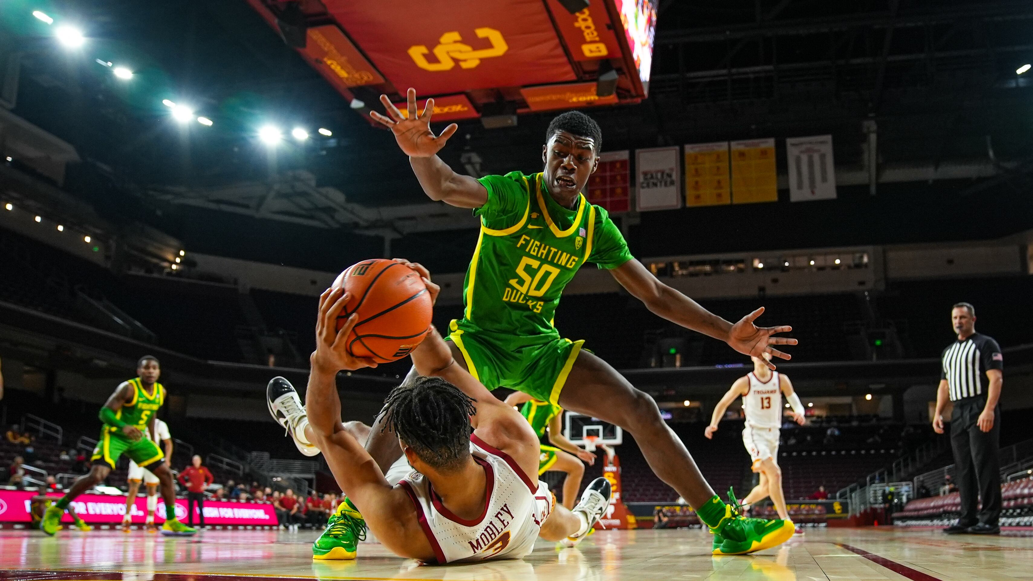 Oregon's Eric Williams Jr. defends USC's Isaiah Mobley, who has fallen near the baseline with the basketball.