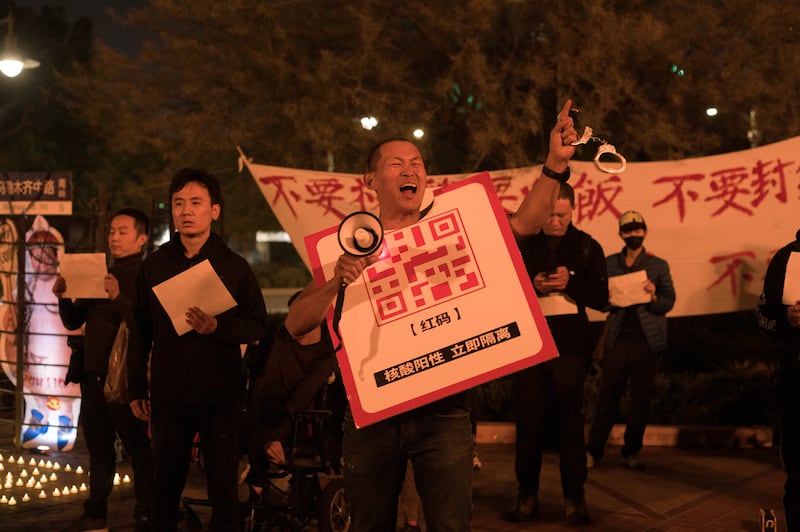 A photo of the protesters shouting slogans against China's zero-Covid policy.