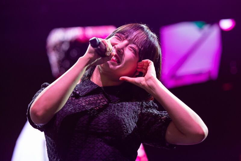 Kim Sejeong does her signature heart face sign to her fans. She performed “Skyline,” “Let’s Go Home,” and “Love Maybe,” the theme song of the Korean drama “Business Proposal.” (Photo by Louis Chen)