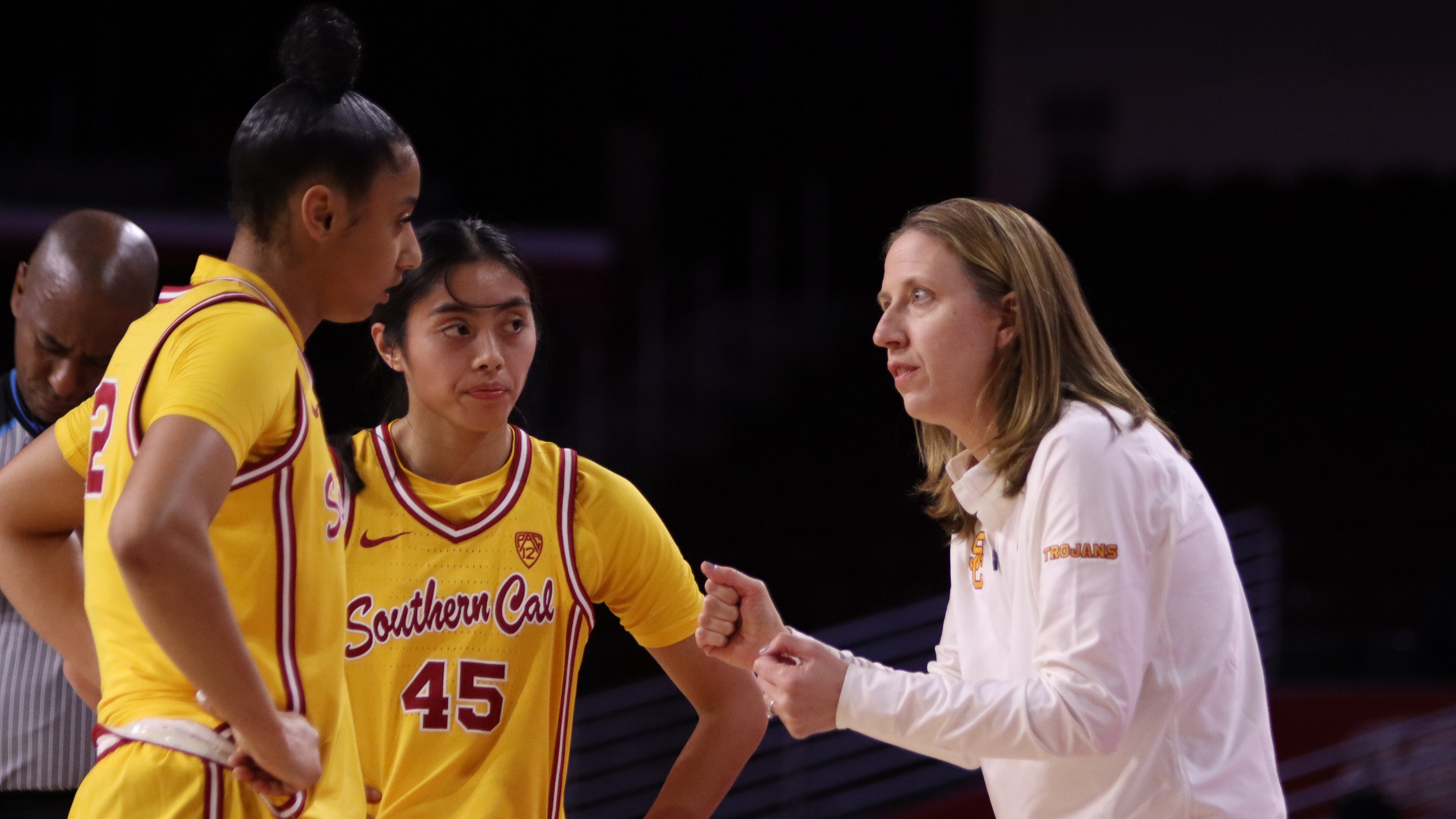 Lindsay Gottlieb talks to Kayla Padilla and JuJu Watkins.