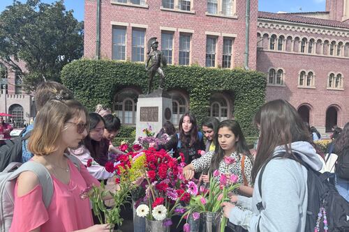 Valentine flower pop-up brings bouquets to USC