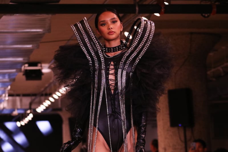 Model with clothing with shoulder arches