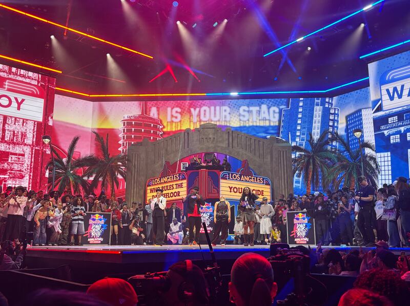 Jaïra and Waackxxy waiting for the referee to announce the final result