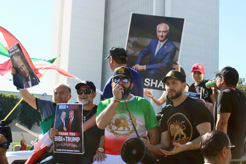 The march was led by local residents riding in the bed of a pickup truck, facing the crowd and leading chants. (Photo by Charlotte Calmès)