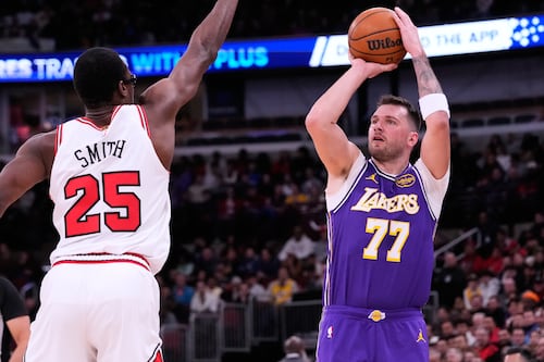 The Los Angeles Lakers defeat the Chicago Bulls on the road