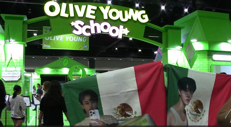 Fan signs at KCon