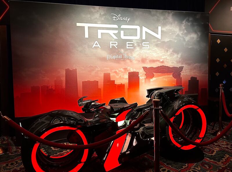 剧院大厅内的《创：战神》光轮摩托与宣传板