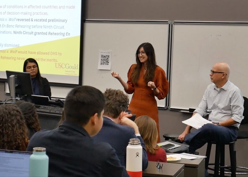 Foto de personas hablando.