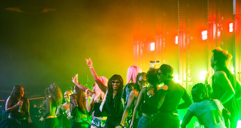 Photo of everyone dancing to “Fineshyt” as Amaarae sings.