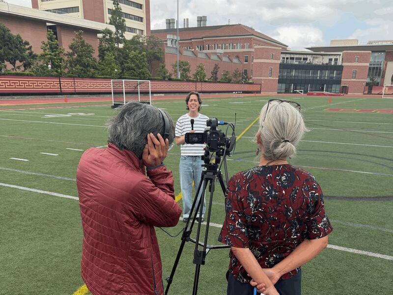 Meghan Klingenberg practices sideline reporting with USC Annenberg faculty. (Photo by Jeida Mitchell)